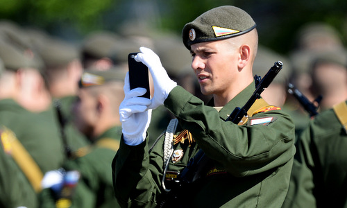 Binh sĩ Nga dùng smartphone tại lễ Duyệt binh Chiến thắng trên Quảng trường Đỏ. Ảnh: RBTH.