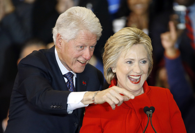 Cựu Tổng thống Bill Clinton là một trong ba nhà lãnh đạo Mỹ sinh năm Tuất. Sinh ngày 19/8/1946, ông Clinton là tổng thống thứ 42 của Mỹ, lên nắm quyền lãnh đạo từ năm 1993-2001. Ông kết hôn với bà Hillary Clinton - người sau này trở thành Ngoại trưởng Mỹ và là ứng viên tổng thống đảng Dân chủ năm 2016. (Ảnh: AP)