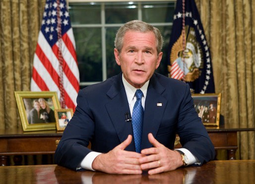 Ông George W. Bush, sinh ngày 6/7/1946, là tổng thống đời thứ 43 của Mỹ trong nhiệm kỳ 2001-2009. Trước đó, ông từng là Thống đốc bang Texas từ năm 1995 đến năm 2000. Ông là con trai của cựu Tổng thống George H. W. Bush và từng là một doanh nhân. (Ảnh: Nhà Trắng)