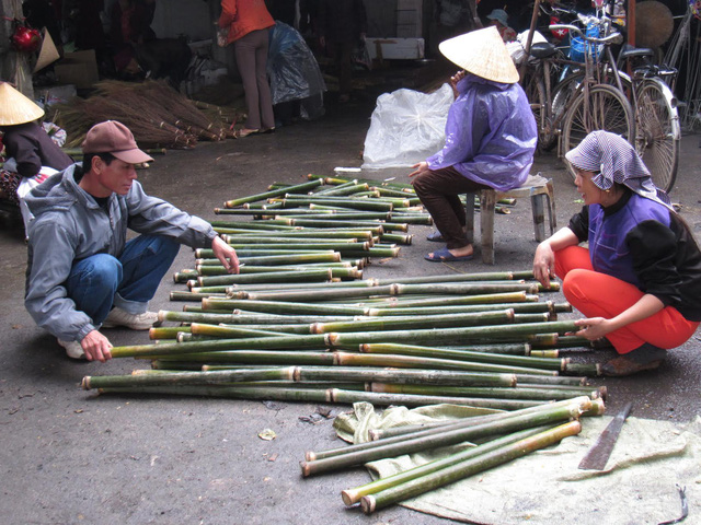 Mặt hàng lá dong, cây giang được đưa từ rừng ra bán với số lượng lớn và thu hút người mua.