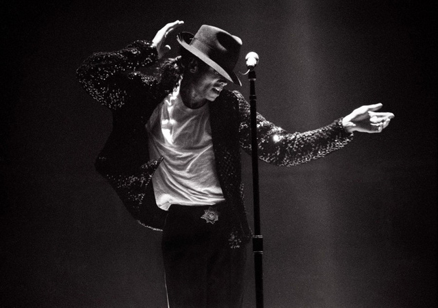 “Ông hoàng nhạc pop” Michael Jackson sinh ngày 29/8/1958. Michael Jackson đã trở thành tượng đài trong làng âm nhạc thế giới với những bước nhảy mang đậm dấu ấn, những bài hát nổi tiếng và phong cách thời trang độc đáo. Mặc dù Michael Jackson đã qua đời, nhưng tầm ảnh hưởng của nghệ sĩ này vẫn luôn lan tỏa cho tới ngày nay. (Ảnh: Wikipedia)
