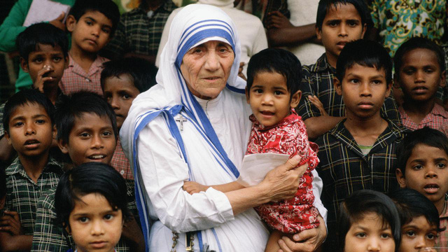 Sinh ngày 20/8/1910, Mẹ Theresa là một nhân vật nổi tiếng trên toàn thế giới với các hoạt động nhân đạo. Mẹ Theresa đã dành cả cuộc đời để chăm sóc cho những người khuyết tật, đau ốm và kém may mắn. Mẹ Theresa đã được trao giải Nobel hòa bình vì các hoạt động thiện nguyện và được Tòa thánh Vatican phong thánh trước đông đảo giáo dân tại Vatican. (Ảnh: Time)