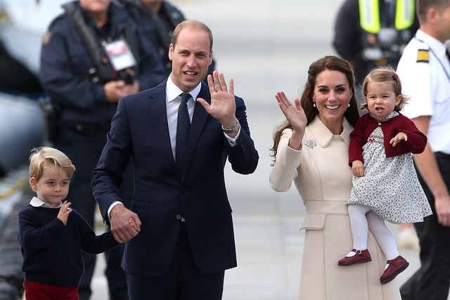 Hoàng tử William, cháu trai của Nữ hoàng Anh, sinh ngày 21/6/1982 và là người đứng thứ hai trong danh sách kế vị ngai vàng của Hoàng gia Anh, sau cha - Thái tử Charles. Kết hôn với Công nương Kate, Hoàng tử William đang có một gia đình hạnh phúc với 2 người con và một thành viên nhí sắp chào đời. (Ảnh: Getty)