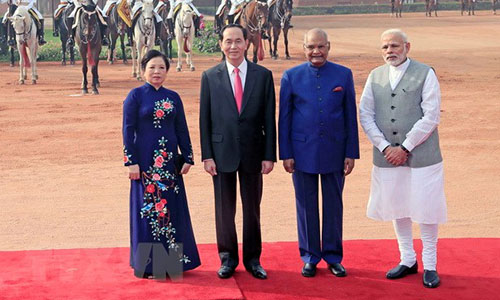 Chủ tịch nước Trần Đại Quang, thứ hai từ trái sang, cùng Tổng thống Ấn Độ Kovind, thứ hai từ phải sang và Thủ tướng Ấn Độ Modi, ngoài cùng bên phải. Ảnh: TTXVN.