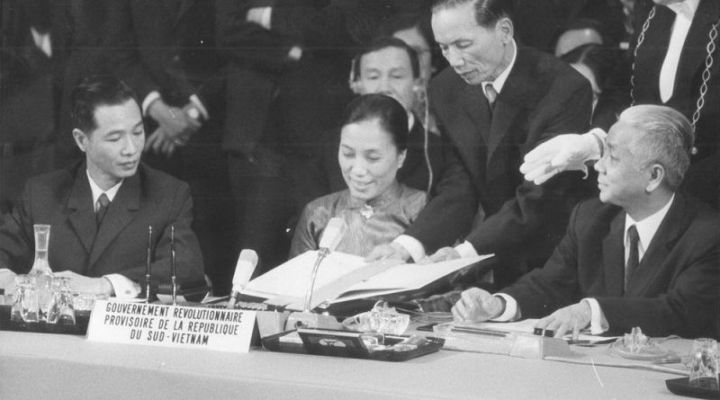 Người phụ nữ Việt Nam ký Hiệp định Paris