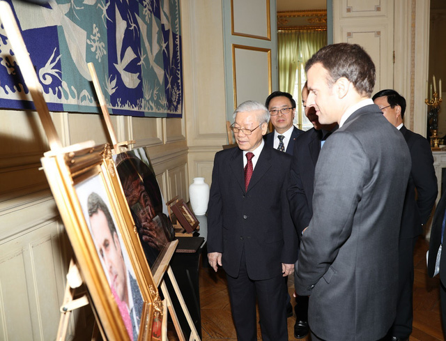 
Tổng Bí thư Nguyễn Phú Trọng và Tổng thống Cộng hòa Pháp Emmanuel Macron trao đổi tặng phẩm
