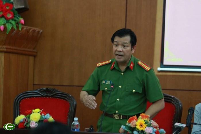 Đại tá Lê Vinh Quy – Phó GĐ Công an tỉnh Đắk Nông trả lời báo chí tại buổi họp báo vụ tin đồn cà phê trộn pin 