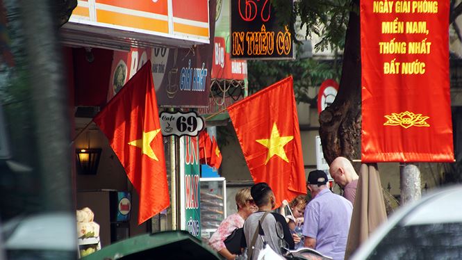 Phố phường Hà Nội rực rỡ cờ đỏ sao vàng mừng ngày thống nhất - ảnh 4