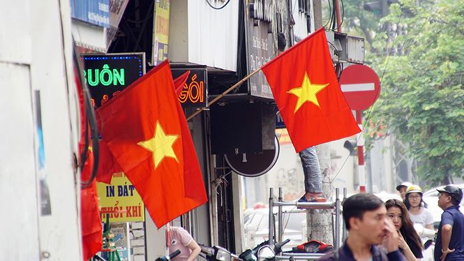 Phố phường Hà Nội rực rỡ cờ đỏ sao vàng mừng ngày thống nhất - ảnh 6