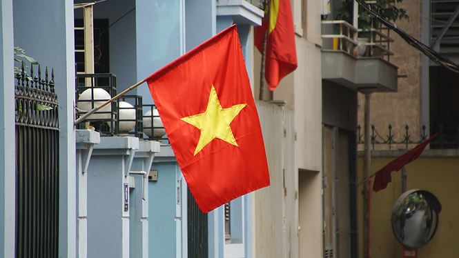 Phố phường Hà Nội rực rỡ cờ đỏ sao vàng mừng ngày thống nhất - ảnh 9
