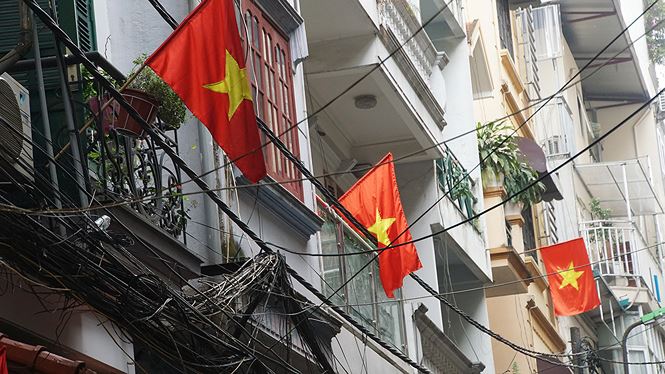 Phố phường Hà Nội rực rỡ cờ đỏ sao vàng mừng ngày thống nhất - ảnh 10