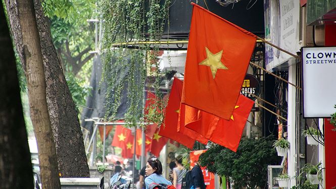 Phố phường Hà Nội rực rỡ cờ đỏ sao vàng mừng ngày thống nhất - ảnh 12