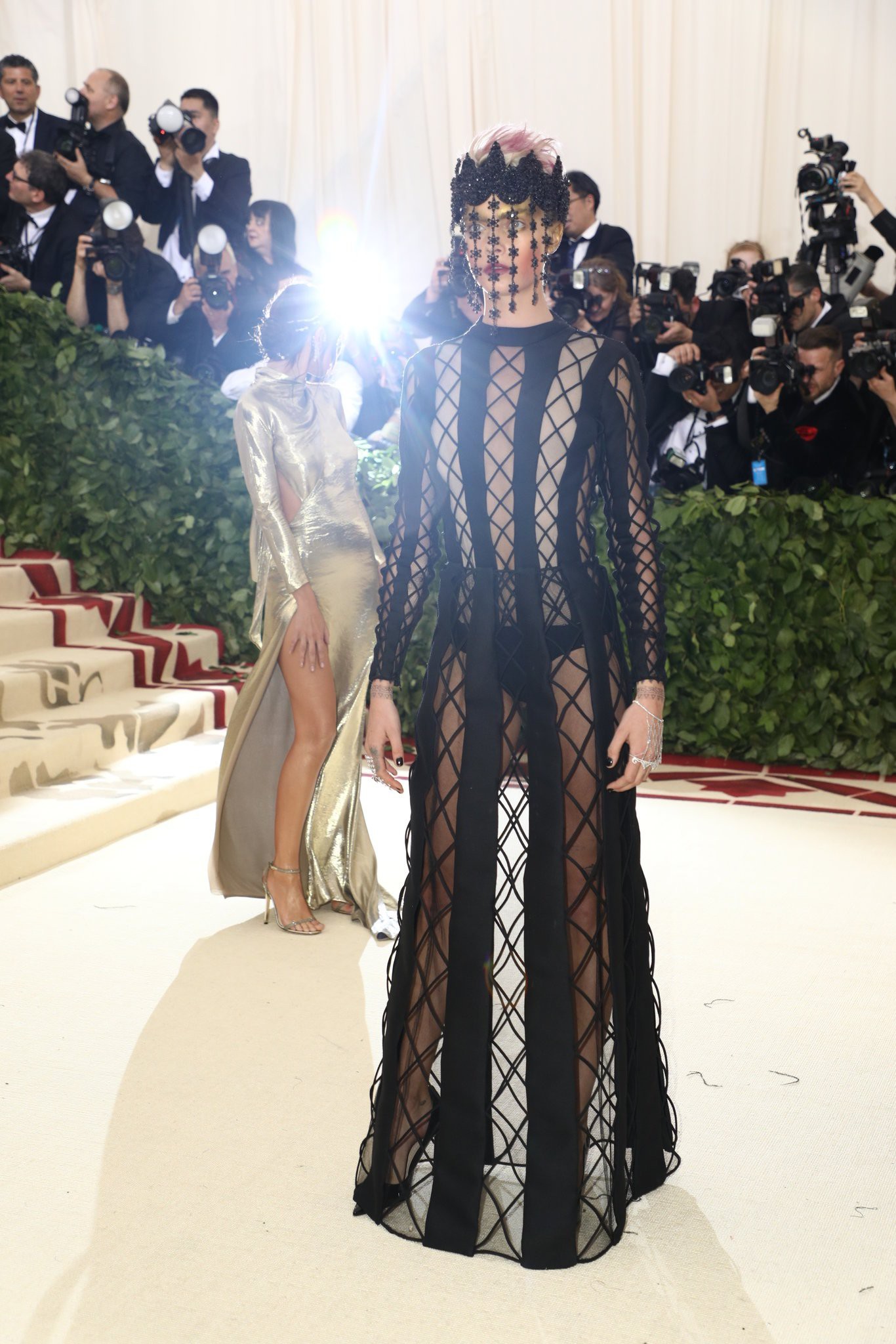  Siêu mẫu Cara Delevingne gây ấn tượng với trang phục xuyên thấu táo bạo “lộ” cả nội y của Dior. Với chủ đề liên quan đến tôn giáo, việc quá phô bày cơ thể khiến siêu mẫu trở thành tâm điểm của nhiều lời bàn tán. 