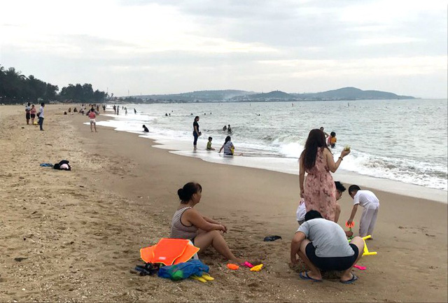 
Người dân địa phương và khách du lịch tắm biển ở bãi Đồi Dương, TP. Phan Thiết.
