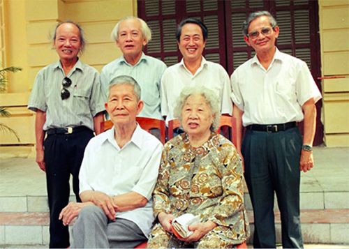 Tứ trụ sử học Việt Nam đương đại từ trái qua GS Trần Quốc Vượng, GS Đinh Xuân Lâm, GS Hà Văn Tấn và GS Phan Huy Lê với ông bà GS Trần Văn Giàu. Ảnh chụp năm 1996 do GS Lê cung cấp. 