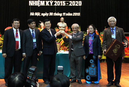 Tại Đại hội Hội Khoa học lịch sử Việt Nam 2015, GS Phan Huy Lê trao tặng Chủ tịch nước Trương Tấn Sang bức tượng Đại tướng Võ Nguyên Giáp. Ảnh: Nguyễn Đình Toán.
