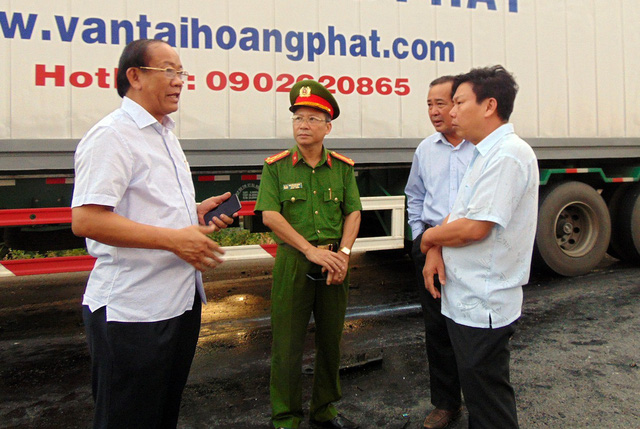 Ông Đinh Văn Thu (ảnh trái) – Chủ tịch tỉnh Quảng Nam có mặt tại hiện trường vào sáng sớm nay để chỉ đạo xử lý vụ tai nạn