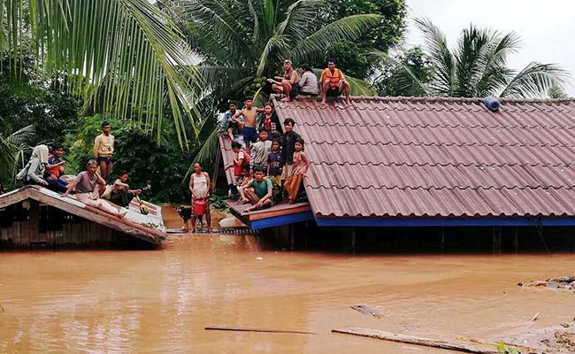 Người dân bị nước cô lập phải trèo lên mái nhà.