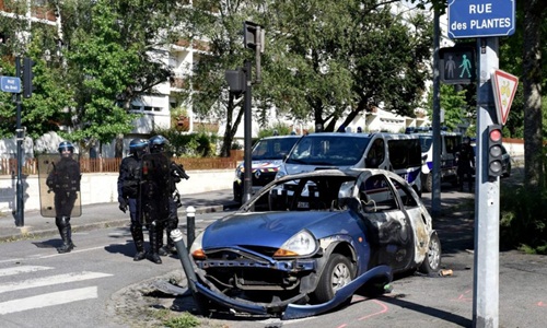 Một chiếc xe bị phá hủy trong vụ bạo động. Ảnh: AFP.