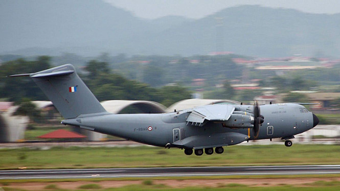 Máy bay vận tải A400M cất cánh bay biểu diễn tại Nội Bài, Hà Nội chiều ngày 27.8 /// FB Đại sứ quán Pháp tại VN