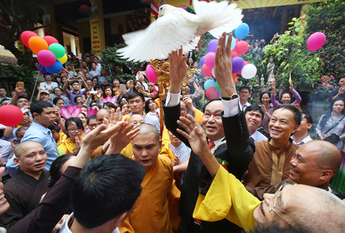 Chủ tịch nước Trần Đại Quang thả chim phóng sinh khi dự Đại lễ Phật Đản tại chùa Quán Sứ (Hà Nội), sáng 21/5 (15/4 âm lịch).