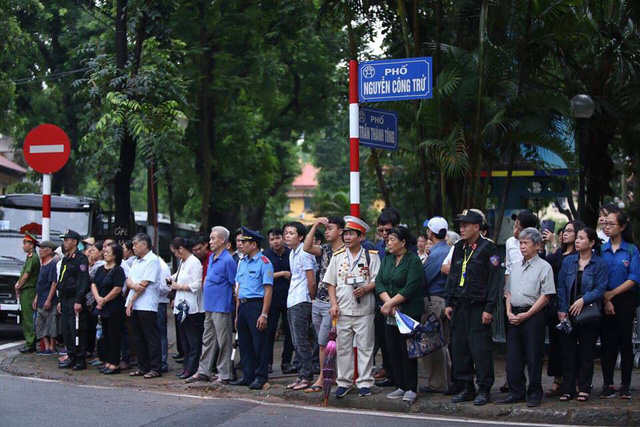 Chùm ảnh: Xe tang đưa linh cữu Chủ tịch nước Trần Đại Quang về quê hương - Ảnh 8.