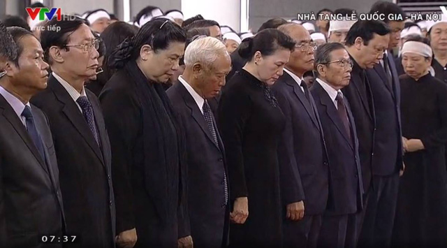  Đoàn Quốc hội do Chủ tịch Quốc hội Nguyễn Thị Kim Ngân dẫn đoàn cúi đầu mặc niệm. 