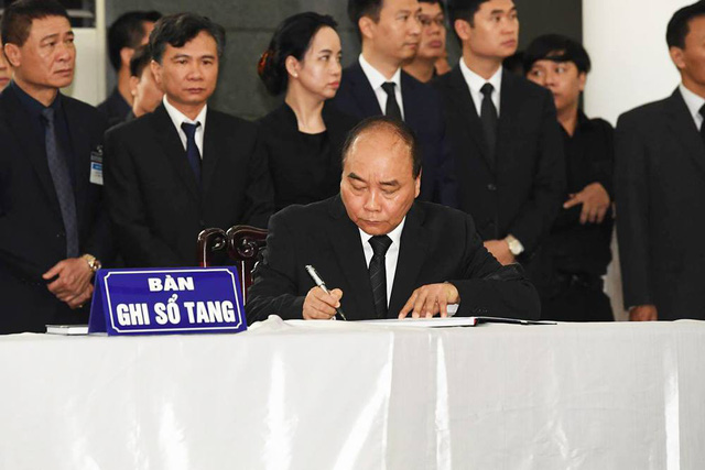  Thủ tướng Nguyễn Xuân Phúc ghi lời tiễn biệt vào sổ tang. 
