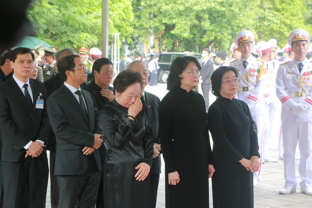  Quyền Chủ tịch nước Đặng Thị Ngọc Thịnh, nguyên Phó Chủ tịch nước Nguyễn Thị Doan không kìm nén được nỗi xúc động. 