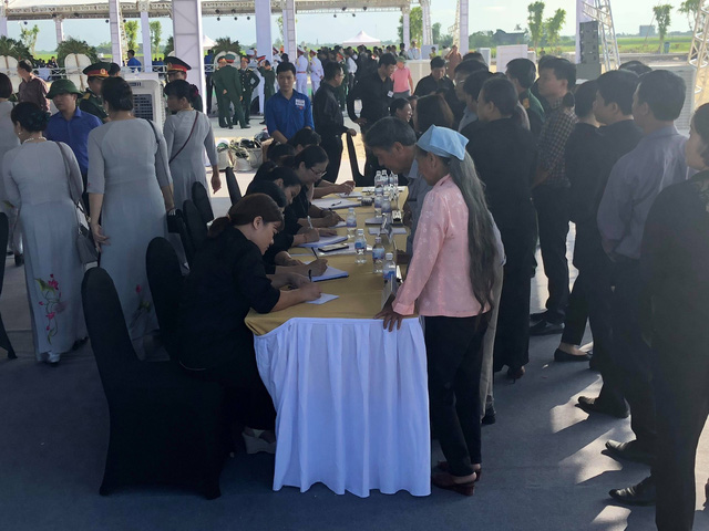  Rất đông người dân cũng đến bàn đăng ký để viếng Chủ tịch nước Trần Đại Quang tại quê nhà. 