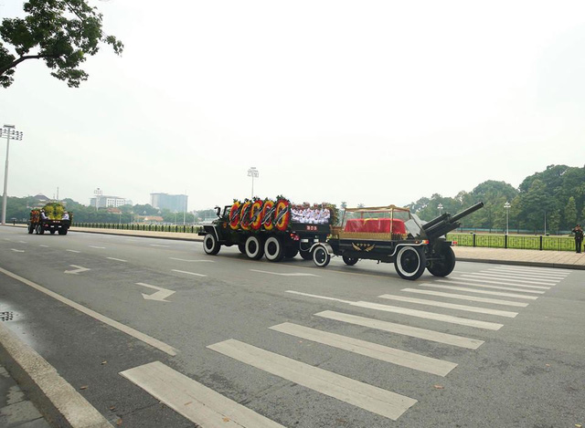 Chùm ảnh: Xe tang đưa linh cữu Chủ tịch nước Trần Đại Quang về quê hương - Ảnh 11.