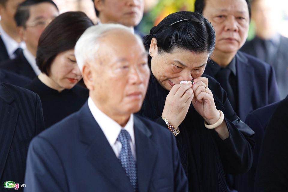 Trước linh cửu đồng chí Trần Đại Quang, Phó chủ tịch Quốc hội Tòng Thị Phóng không kiềm được nước mắt