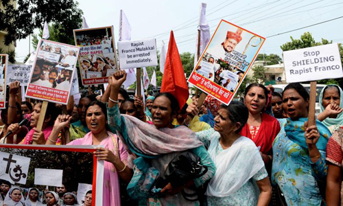 Phụ nữ Ấn Độ biểu tình kêu gọi cảnh sát bắt linh mục Franco Mullackal ở Jalandhar, bang Punjab hôm 12/9. Ảnh: AFP.