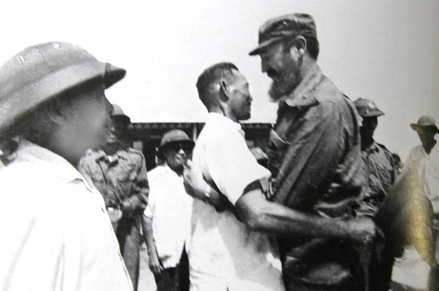 Bí thư Quảng Trị Hồ Sỹ Thản đón Fidel tại nam Hiền Lương
