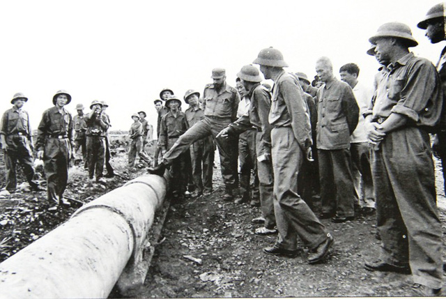 Chủ tịch Fidel bên đường ống được coi là vua chiến trường