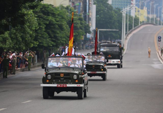 Chùm ảnh: Xe tang đưa linh cữu Chủ tịch nước Trần Đại Quang về quê hương - Ảnh 10.