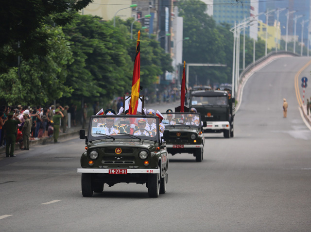 Chùm ảnh: Xe tang đưa linh cữu Chủ tịch nước Trần Đại Quang về quê hương - Ảnh 10.