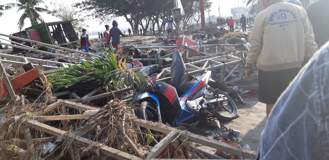 Sóng thần 'hủy diệt' thành phố biển Indonesia, nghìn người thương vong
