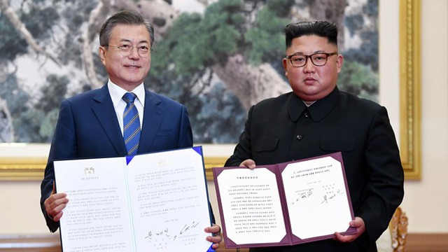 Tổng thống Hàn Quốc Moon Jae-in và nhà lãnh đạo Kim Jong-un ký thỏa thuận Hòa bình Bình Nhưỡng ngày 19/9 (Ảnh: Yonhap)