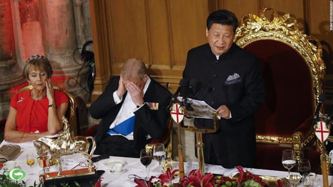 Hoàng tử Andrew của Anh gà gật khi Chủ tịch Trung Quốc Tập Cận Bình phát biểu trong một bữa tiệc ở London hôm 21/10. Sự việc nằm trong chuyến công du kéo dài 4 ngày của ông Tập tới Vương quốc Anh.