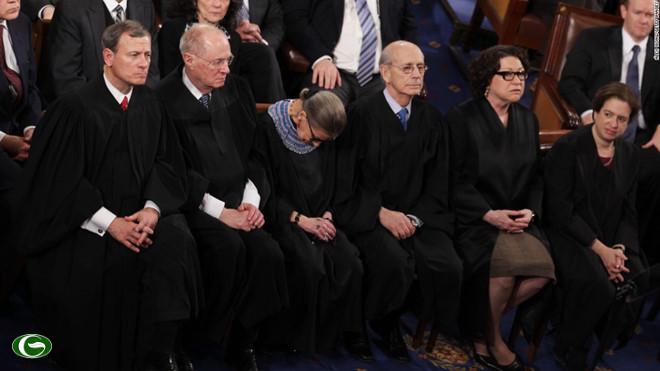 Phó chánh án Tòa án tối cao Mỹ Ruth Bader Ginsburg gục đầu ngủ khi Tổng thống Mỹ Barack Obama phát biểu về thông điệp liên bang hồi tháng 1/2015. Sau sự việc, bà Ginsburg thừa nhận: “Tôi đã không hoàn toàn tỉnh táo bởi trước đó tôi dùng một chút rượu vang với thẩm phán Anthony Kennedy”.