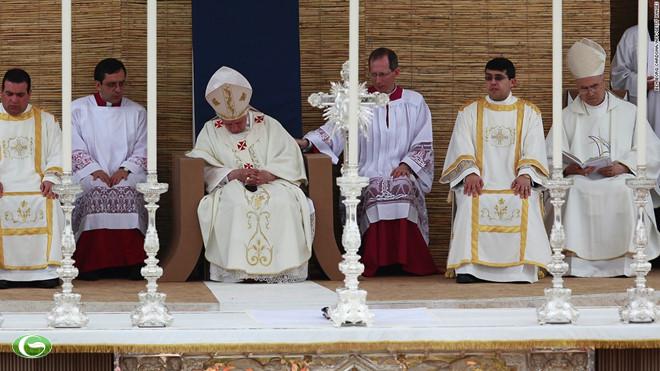 Đức Giáo hoàng Benedict XVI ngủ thiếp trong khi cử hành thánh lễ ở quảng trường Granaries, thành phố Floriana, Malta, tháng 4/2010.