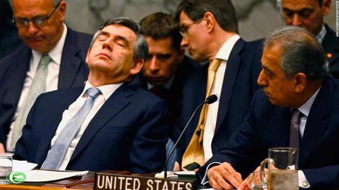 Thủ tướng Anh Gordon Brown ngả lưng, nhắm nghiền mắt trong cuộc họp của Hội đồng Bảo an Liên Hợp Quốc tại New York tháng 4/2008.
