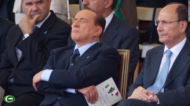 Trong cuộc duyệt binh kỷ niệm 150 năm thống nhất đất nước tại thủ đô Rome, Italy, hồi tháng 6/2011, cựu thủ tướng Italy, ông Silvio Berlusconi, tranh thủ chợp mắt vì quá mệt.