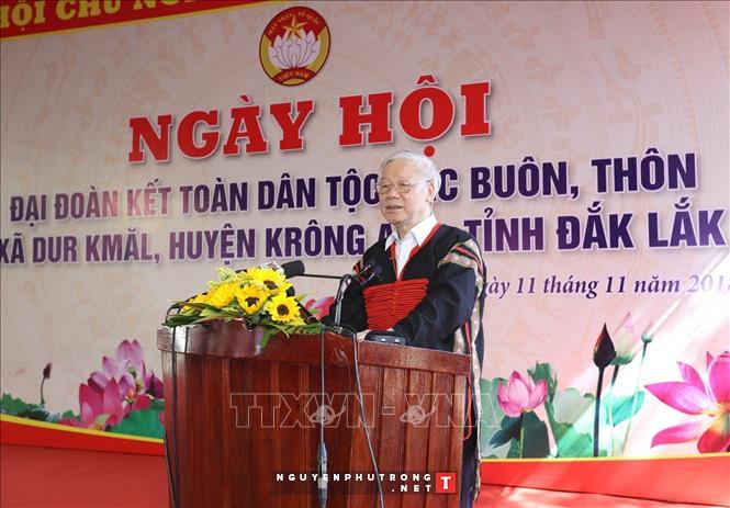 Tổng Bí thư, Chủ tịch nước Nguyễn Phú Trọng nói chuyện với đồng bào dân tộc các buôn, thôn xã Dur Kmăl, huyện Krông Ana. 