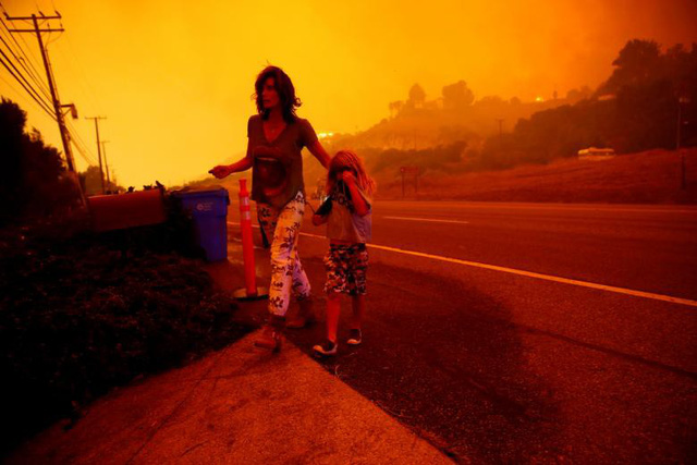 Tại Nam California, 13 triệu người đang đối mặt với những mối đe dọa từ thảm họa tự nhiên. Các thành phố như Los Angeles, Long Beach, Santa Ana, Anaheim và Glendale đều đang trong vòng nguy hiểm. Chỉ trong 4 ngày, lửa đã thiêu rụi diện tích tương đương hơn 80.200 héc-ta tại California, lớn hơn tổng diện tích 5 quận của thành phố New York.