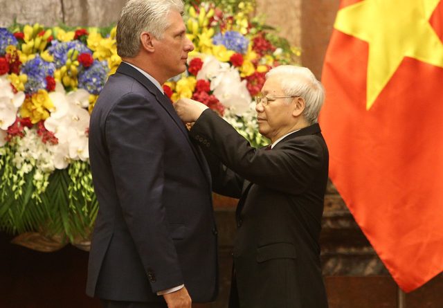Tổng Bí thư, Chủ tịch nước Nguyễn Phú Trọng trao tặng Huân chương Hồ Chí Minh cho Chủ tịch Hội đồng Nhà nước và Hội đồng Bộ trưởng nước Cộng hòa Cuba Miguel Mario Diáz Canel Bermúdez.