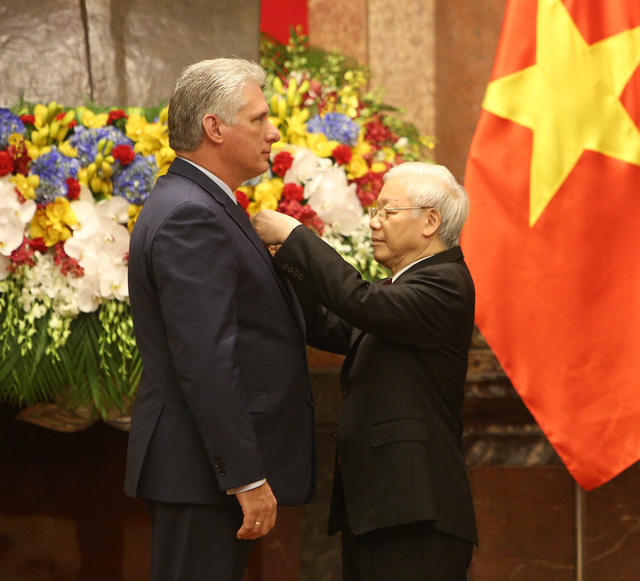 Tổng Bí thư, Chủ tịch nước Nguyễn Phú Trọng trao tặng Huân chương Hồ Chí Minh cho Chủ tịch Hội đồng Nhà nước và Hội đồng Bộ trưởng nước Cộng hòa Cuba Miguel Mario Diáz Canel Bermúdez.