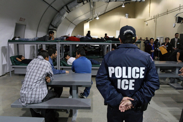  Mỹ bắt giữ số người nhập cư trái phép kỷ lục (Ảnh: EPA) 