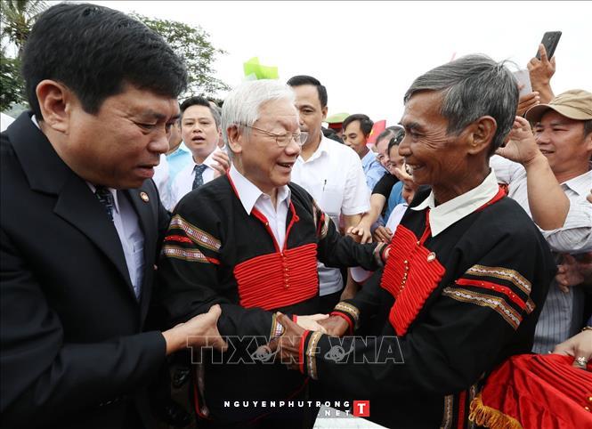 Tổng Bí thư, Chủ tịch nước Nguyễn Phú Trọng với đồng bào dân tộc các buôn, thôn xã Dur Kmăl, huyện Krông Ana. 